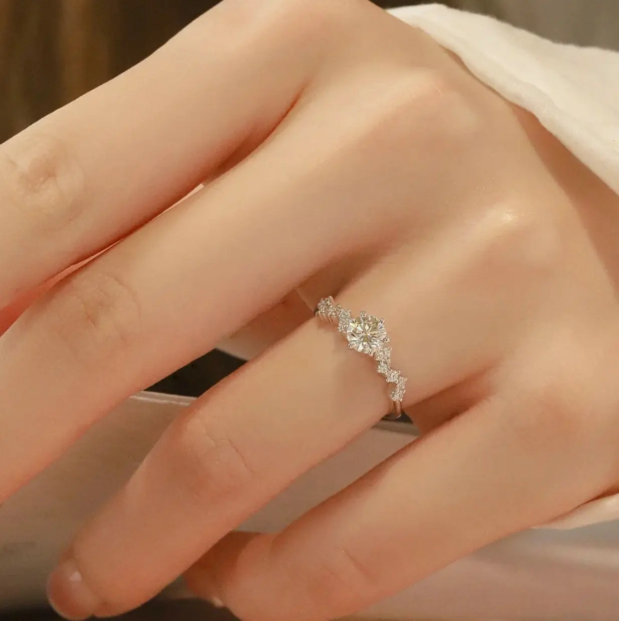 S925 خاتم هندسي مطلي بالروديوم 1CT D اللون مويسانيتي بستة شوكات للنساء، مجوهرات رائعة
