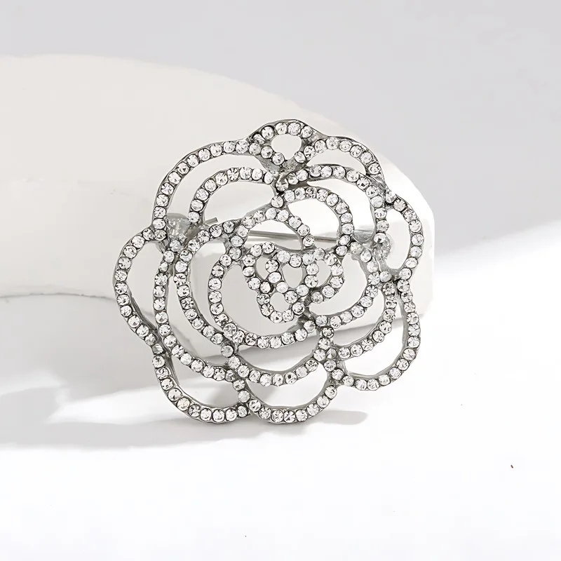 Elegant minimalist camellia brooch for women fashion versatile high-end niche pin for suits coats dresses snowflake brooch