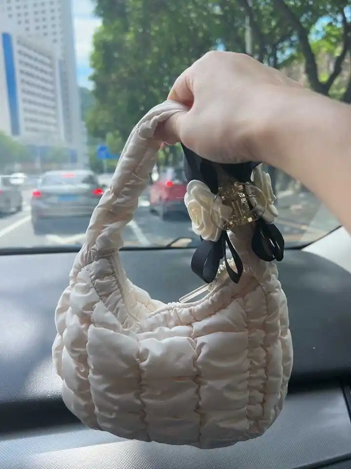 bolsa-de-mao-em-forma-de-nuvem-dobravel-nova-de-verao-versatil-para-mulheres-bolsa-bonita-casual-em-material-de-aodao