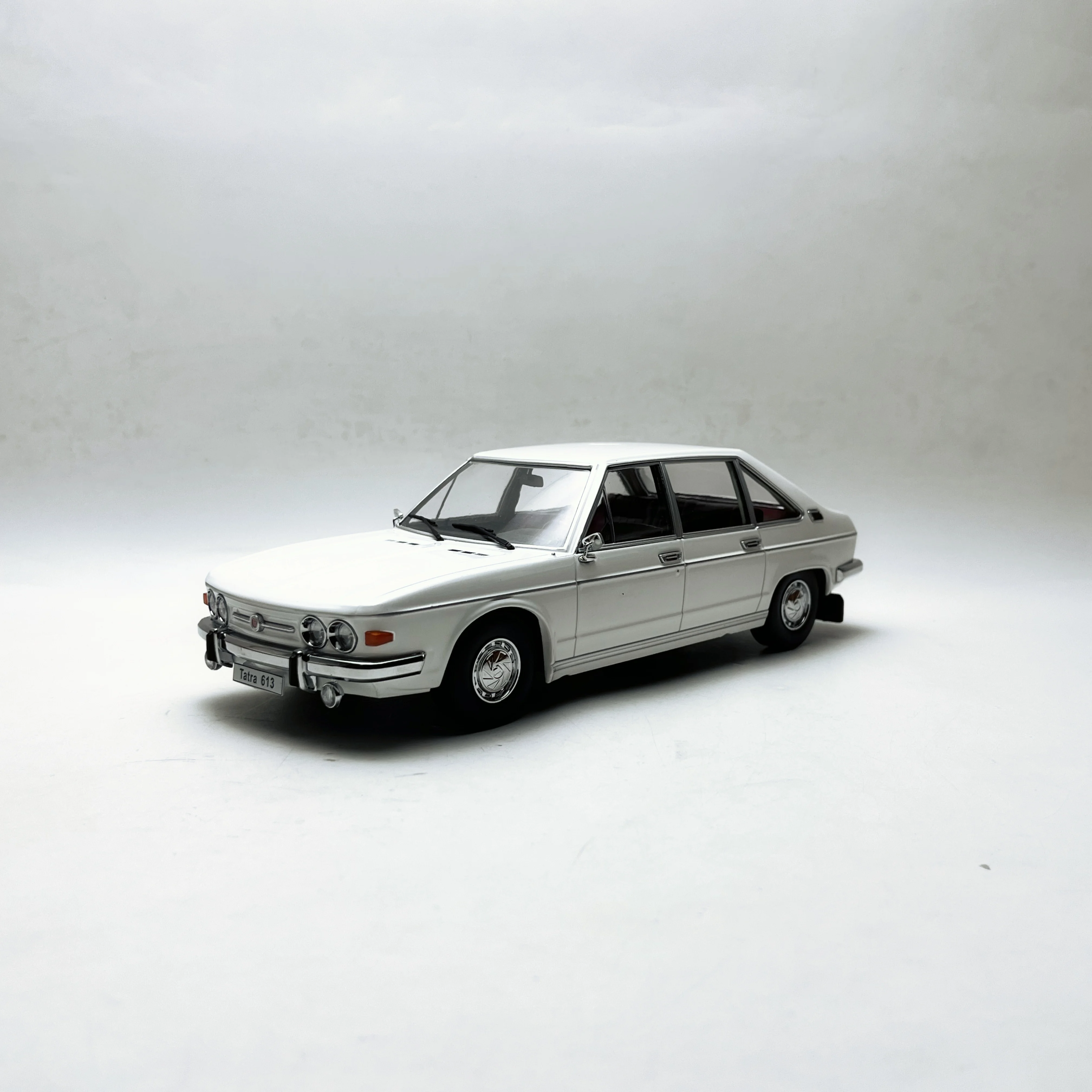 modelo-de-coche-de-aleacion-blanca-triple9-tatra-613-escala-1-18-juguete-coleccionable-regalo-adorno-de-exhibicion-de-recuerdo