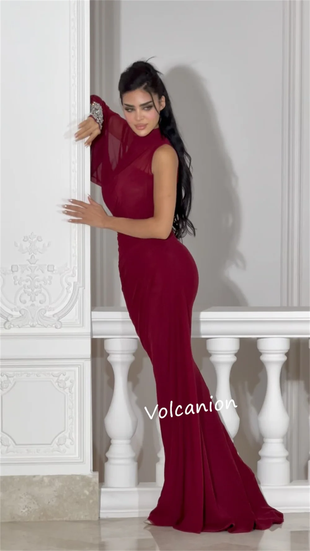 Индивидуальные шифоновые плиссированные длинные платья трапециевидной формы с высоким воротником и блестками. Изысканные формальные размеры.