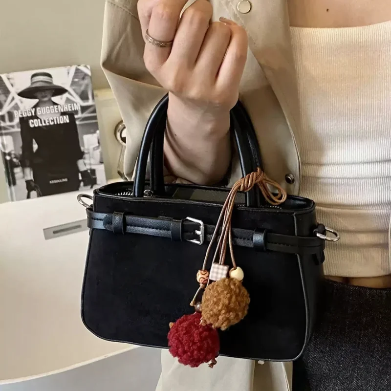 

Замшевая винтажная маленькая квадратная сумка, женская сумка с пряжкой на ремне, модная сумка на плечо с меховой подвеской в виде шарика, милая сумка через плечо на молнии