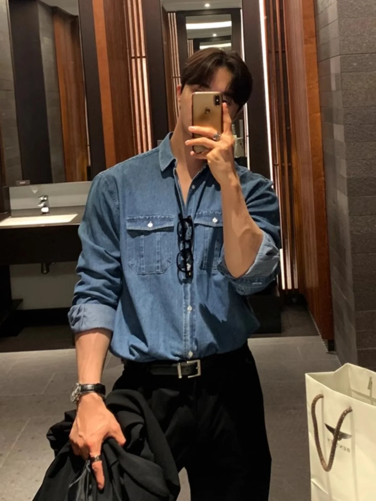 

Мужская джинсовая рубашка с длинным рукавом в стиле рабочей одежды: элегантная, повседневная, в британском стиле, модная, трендовая, износостойкая, приталенного кроя.