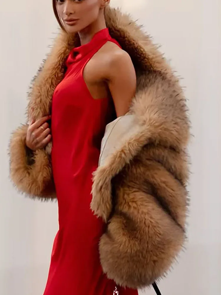 

Новая винтажная короткая куртка из коричневого меха для женщин, повседневная и универсальная теплая куртка с воротником-стойкой зимы 2025 года.