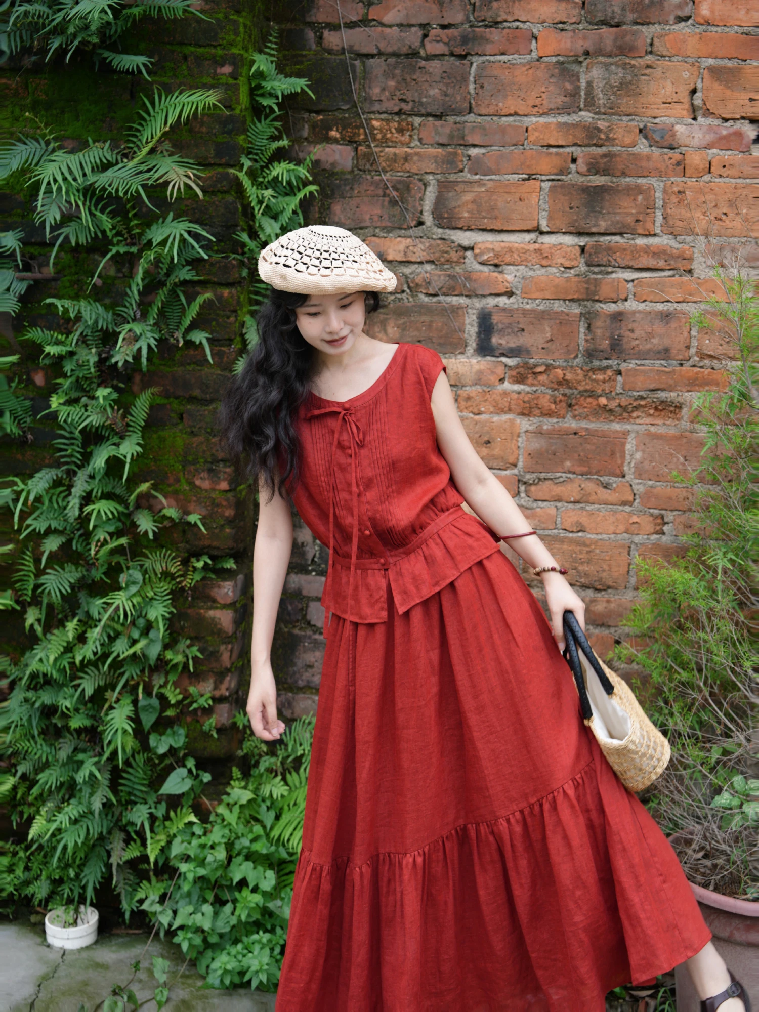 

Летний модный комплект: красный топ из конопли с вышивкой в горошек и расклешенной юбкой, длинные брюки с круглым вырезом и пуговицами, женский костюм