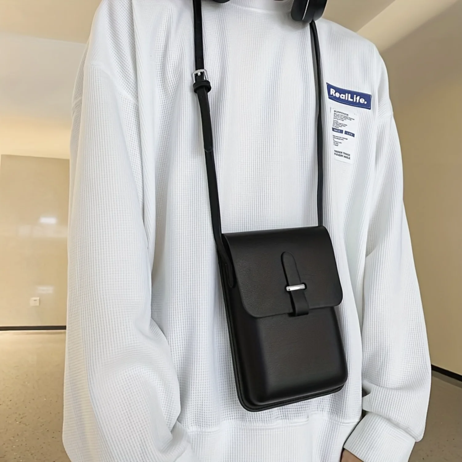 

Compact Hard Shell Crossbody Bag - Sleek Solid Color, Secure Closure, Adjustable Strap for Daily Use