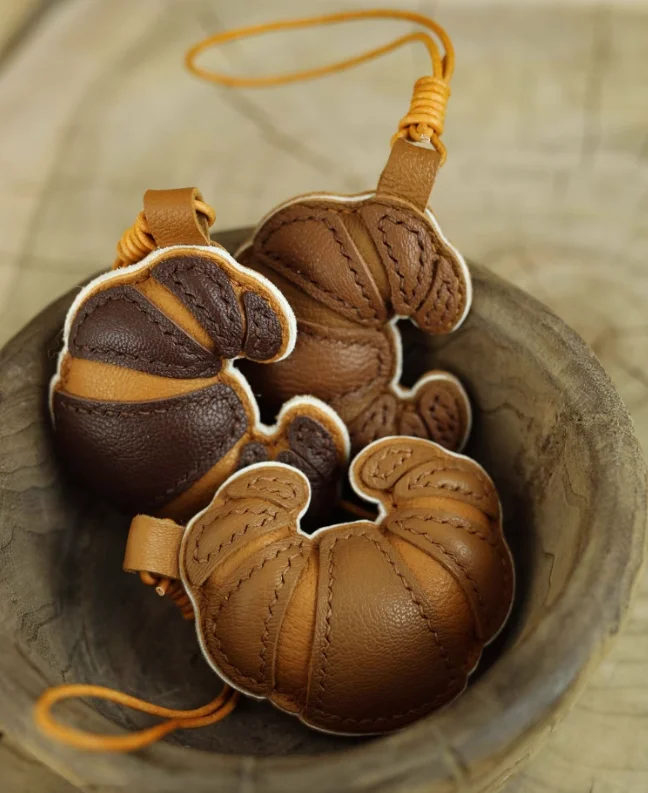 اليدوية المخصصة تصميم جلد طبيعي الجلود الحرفية الكراميل البني الأزهار ورقة الكرواسون حقيبة سلسلة المفاتيح سحر #4