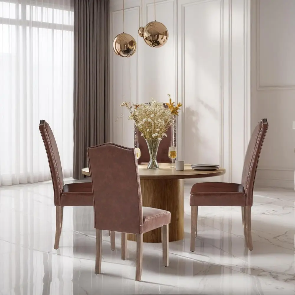 كراسي بارسونز حديثة مكونة من قطعتين من البولي يوريثان باللون البني الفاتح مع زخرفة رأس أظافر فضية وأرجل خشبية