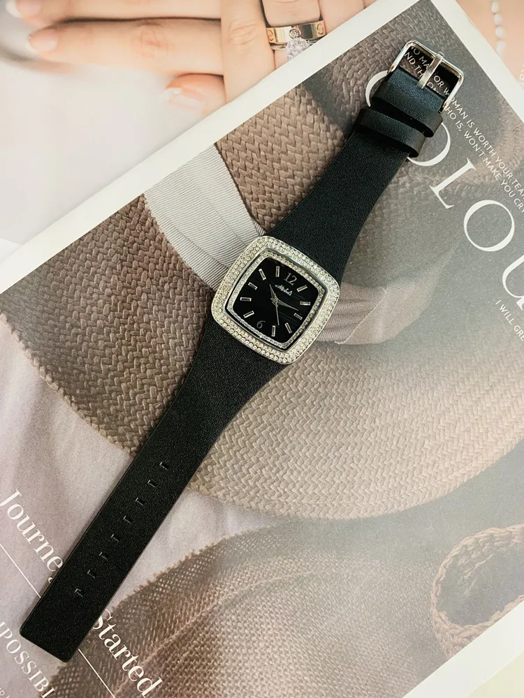 New Square Watch For WomenFeaturing A Large Dial Leather Strap Vintage Design, And A Stylish, Luxurious, And Sophisticated Look.