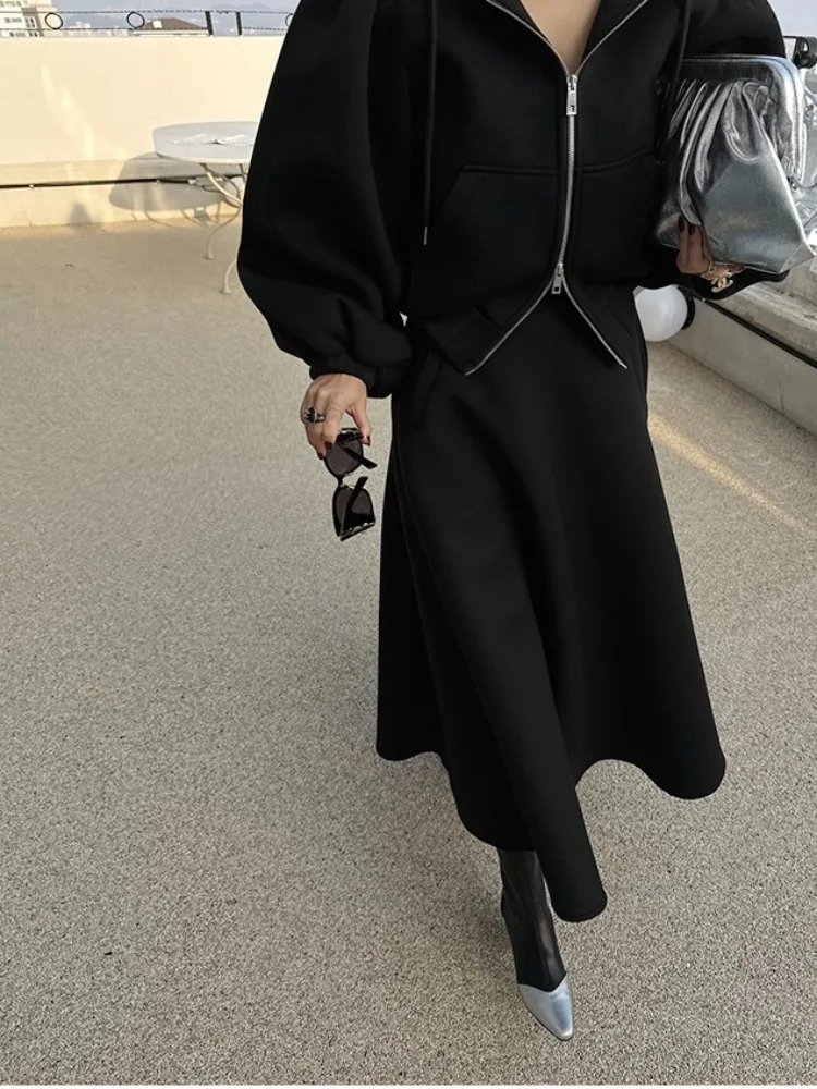 シックで多用途なパーカー スウェットシャツ トップとシンプルなハイウエスト スカートのツーピースセット 女性用 Ele Outfit 春秋