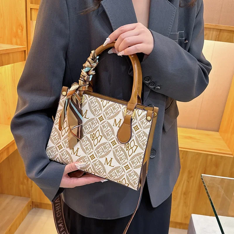 กระเป๋าโท้ททรงประติมากรรม 2025 SS กระเป๋าสะพายไหล่และสะพายข้างแบบปรับเปลี่ยนได้สำหรับผู้หญิง ใช้งานได้ทั้งกลางวันและกลางคืน ดีไซน์ทันสมัย