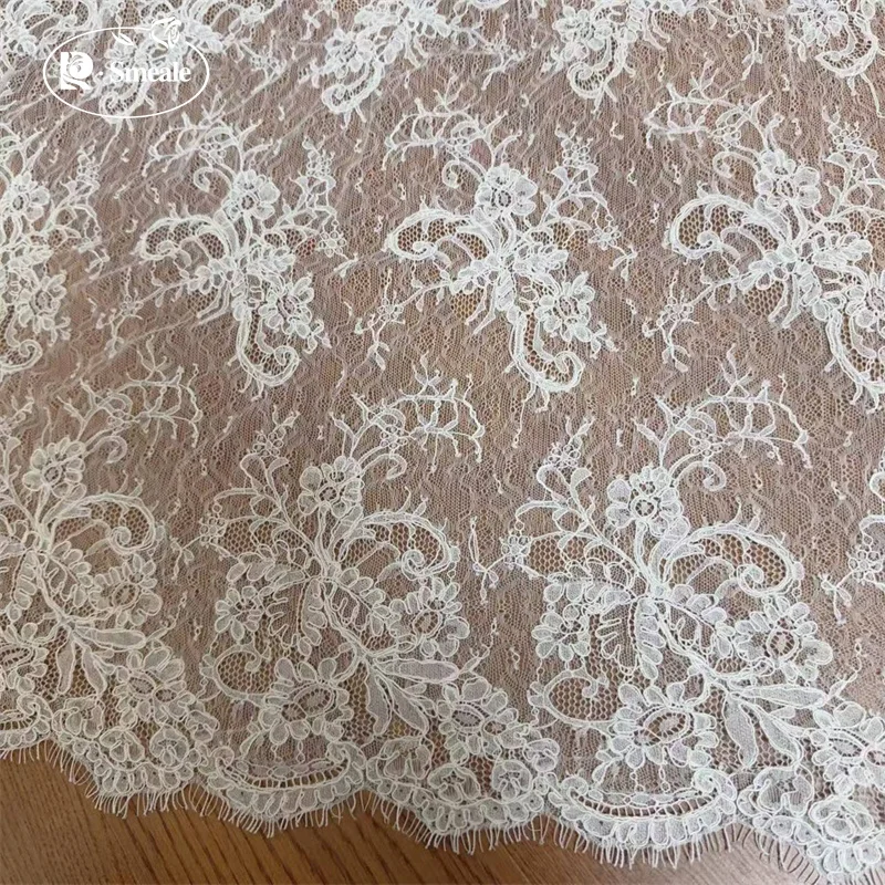 3MX1,5M Hochzeitskleid-Stoff mit Weißen Geometrischen Blumen. Hochwertiger Spitzenstoff mit Wimpernrand NEU – Detail 5