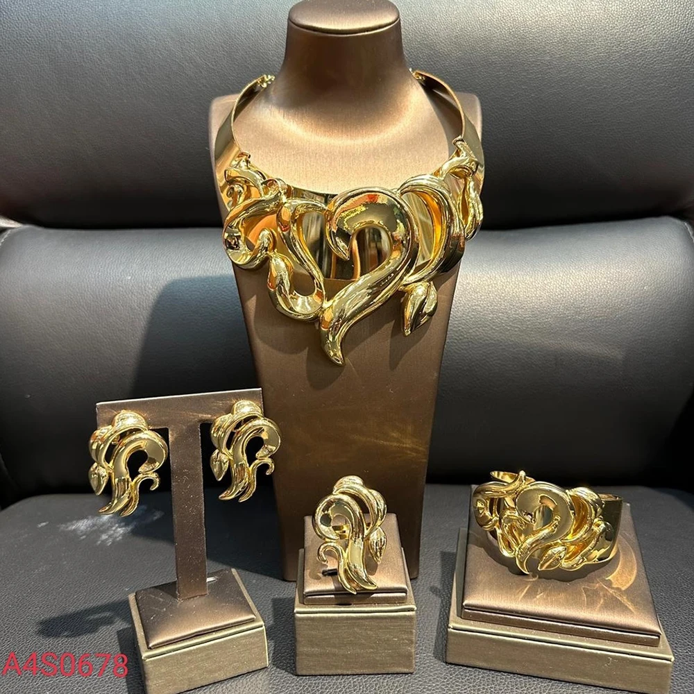 

Комплект из колье и серёг, с золотым покрытием