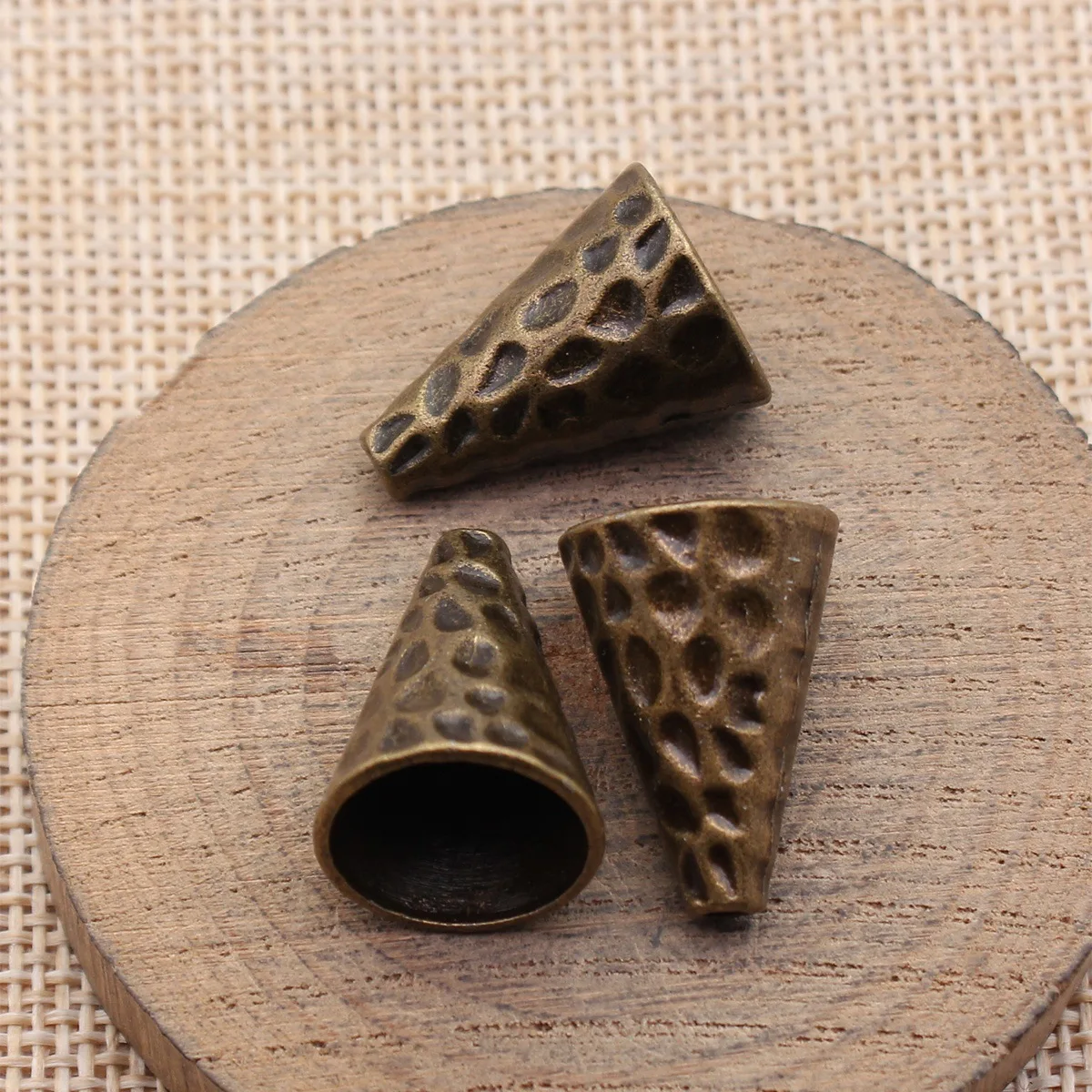 5 Stück 22 x 15 x 15 mm, 2 Farben, antike silberne Farbe, antike Bronzefarbe, konische Quastenkappe mit Hammermuster, Schmuckzubehör