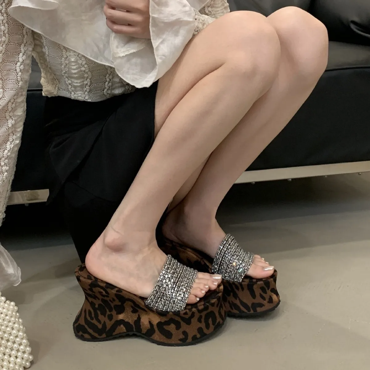 

Черные леопардовые туфли на танкетке с блестящими стразами, женские летние модные сандалии на платформе с каблуком 11 см, женская обувь с пайетками