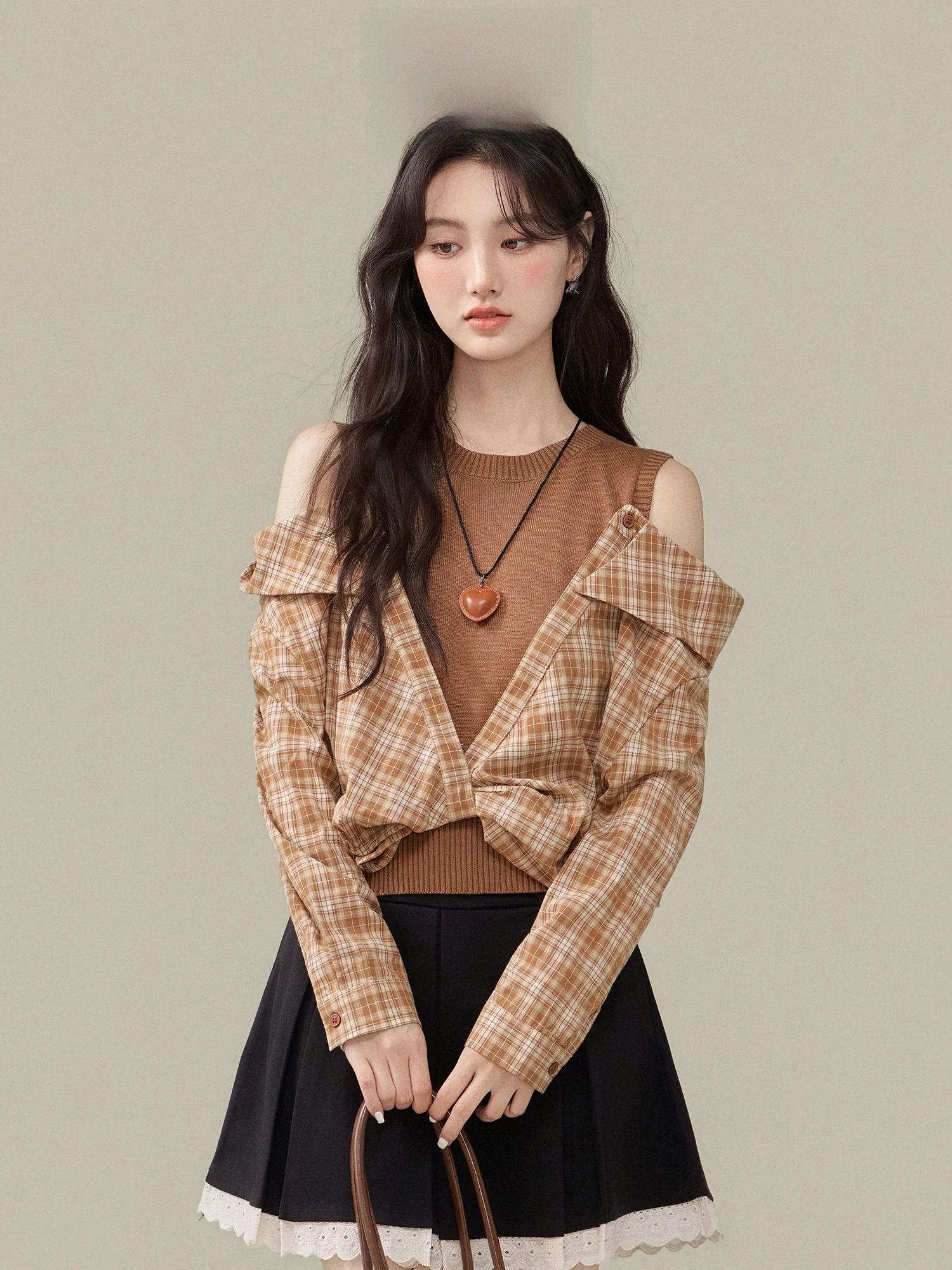 

Женский вязаный топ с длинным рукавом, V-образным вырезом, облегающий, с открытыми плечами и вставками, осенняя новинка