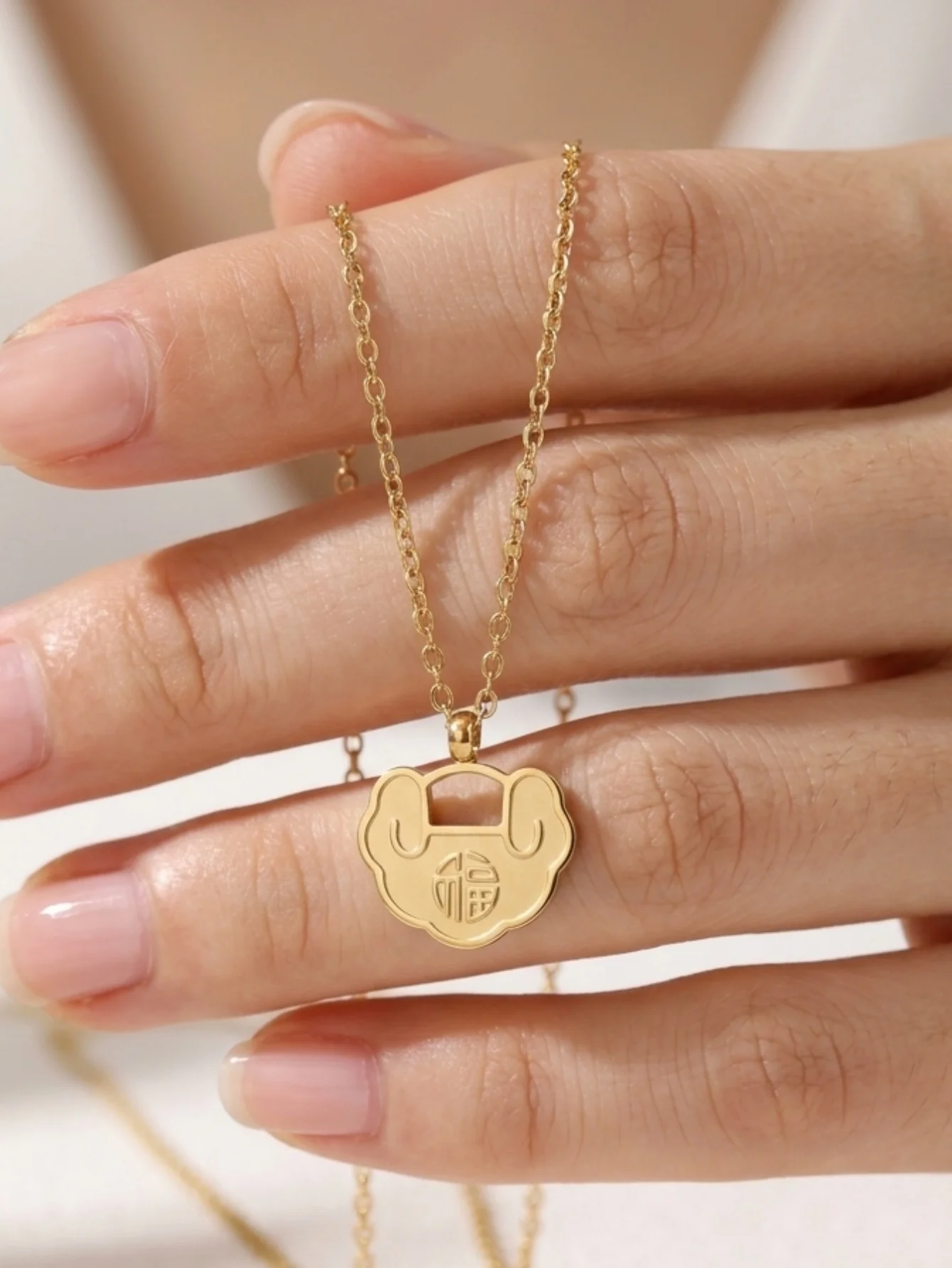 1 Piece Stainless Steel 18K Gold-Plated Xiangyun Peace Lock Pendant Necklace with the Character'Fu' and'O', New Chinese Style National Style Ruyi Lock Pendant, Suitable for Women's Daily Wear, Elder's Birthday Gift, New Year Gift, Chinese Style Hanfu Accessory, Travel Souvenir, Single Wear or Layered Wear for Various Occasions