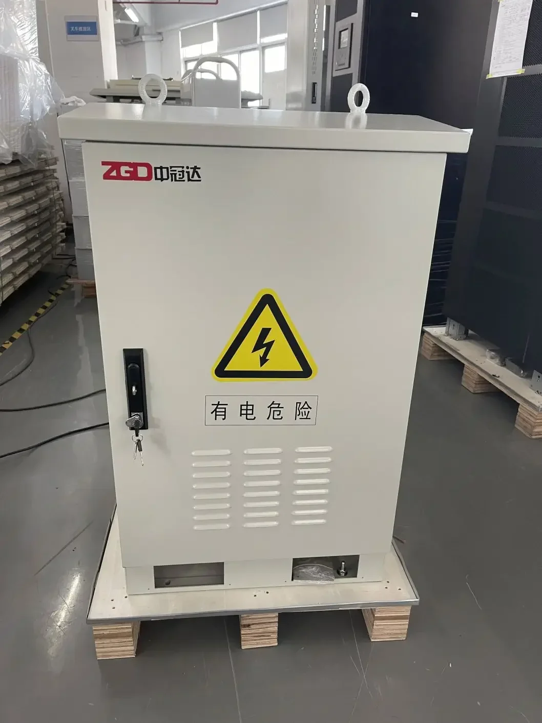 نظام UPS للطاقة الشمسية الخارجية 3KVA IP55 مع بطارية مدمجة وUPS للتبريد والرياح والغبار عبر الإنترنت للطاقة المتجددة