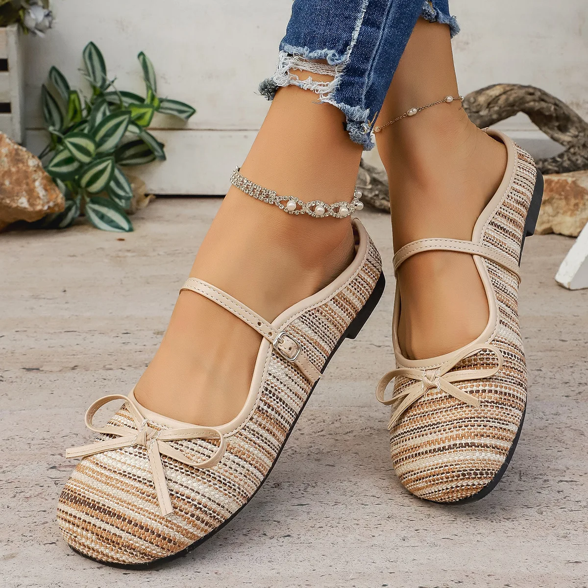 

2025 New Summer Slippers Cover Toe Sandals Breathable Mesh Mules Women Shoes Vacation Modern Slippers Design Brand Flat Sandals