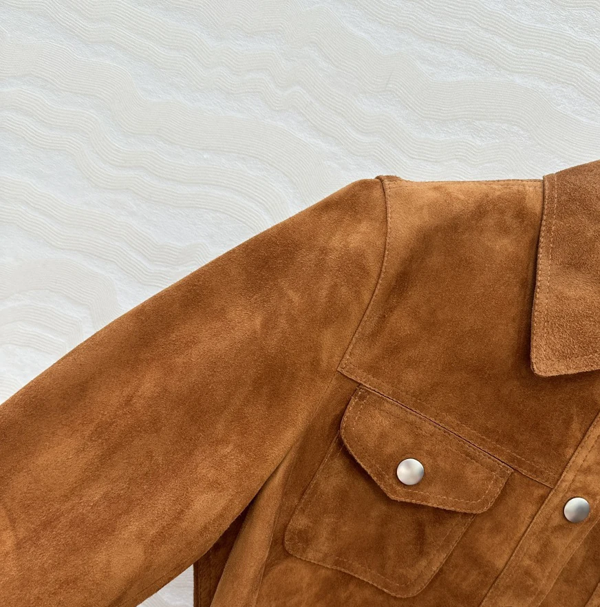 Luksusowa kurtka ze skóry zamszowej - klapy w kształcie litery V, dopasowany krój, miękka jak masło i stylowa