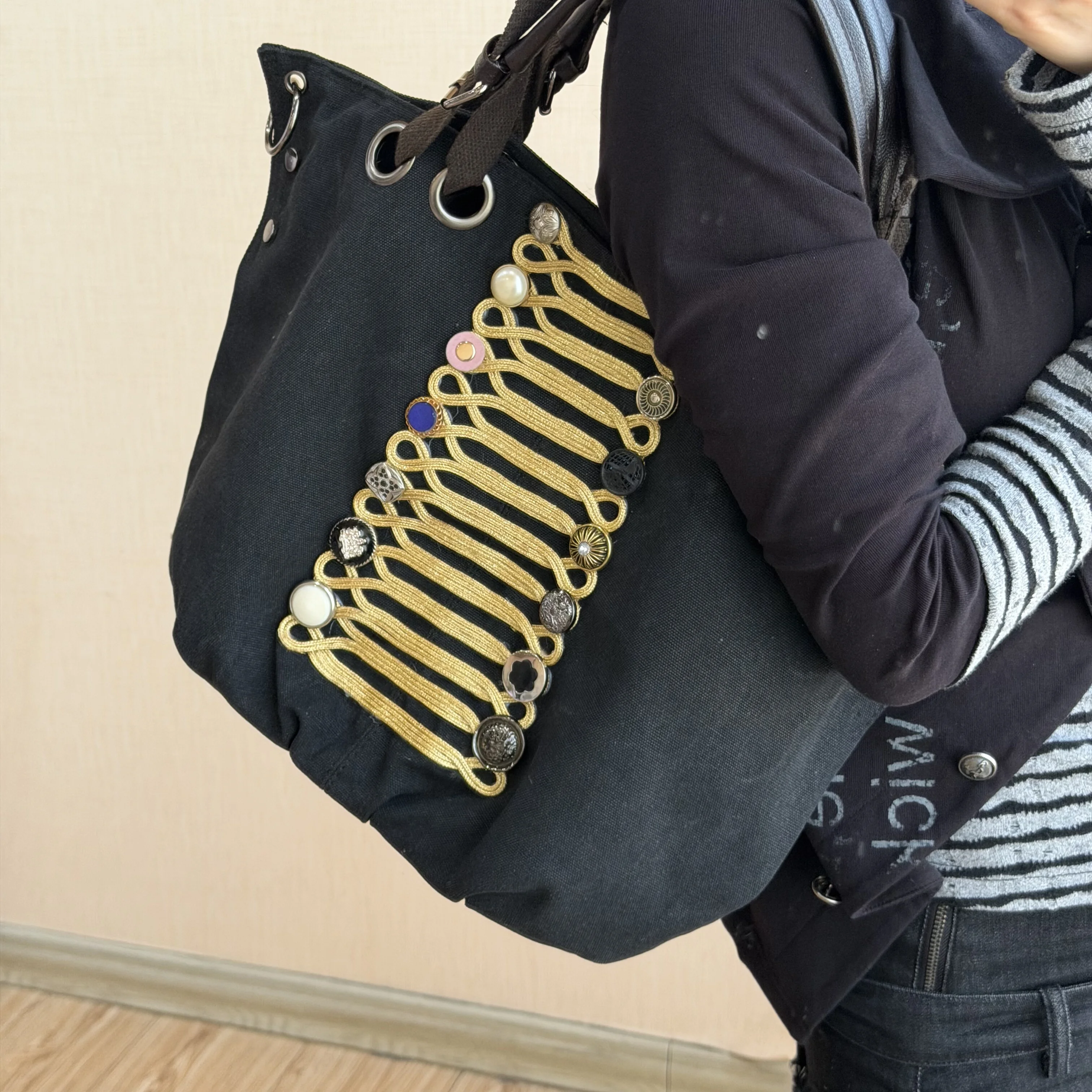 Original Designer Canvas-Tasche für Damen mit Nieten-Verzierung und Metall-Handgriff, Modische Schultertasche für Frauen – Detail 7
