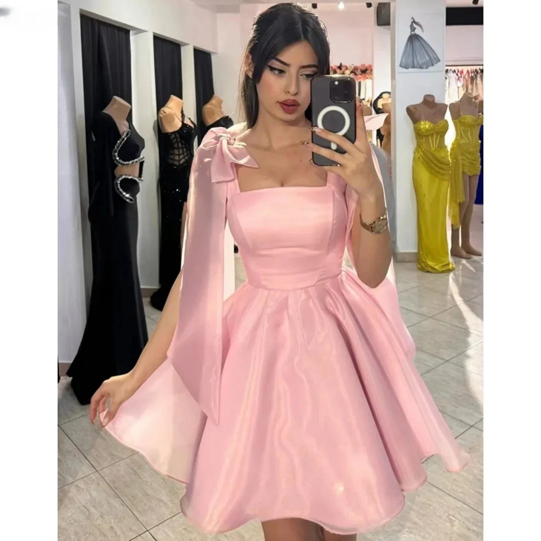 Vestidos de fiesta de satén rosa personalizados Bella, elegantes vestidos de noche cortos sin tirantes con lazo y capa, minivestidos formales para invitadas.
