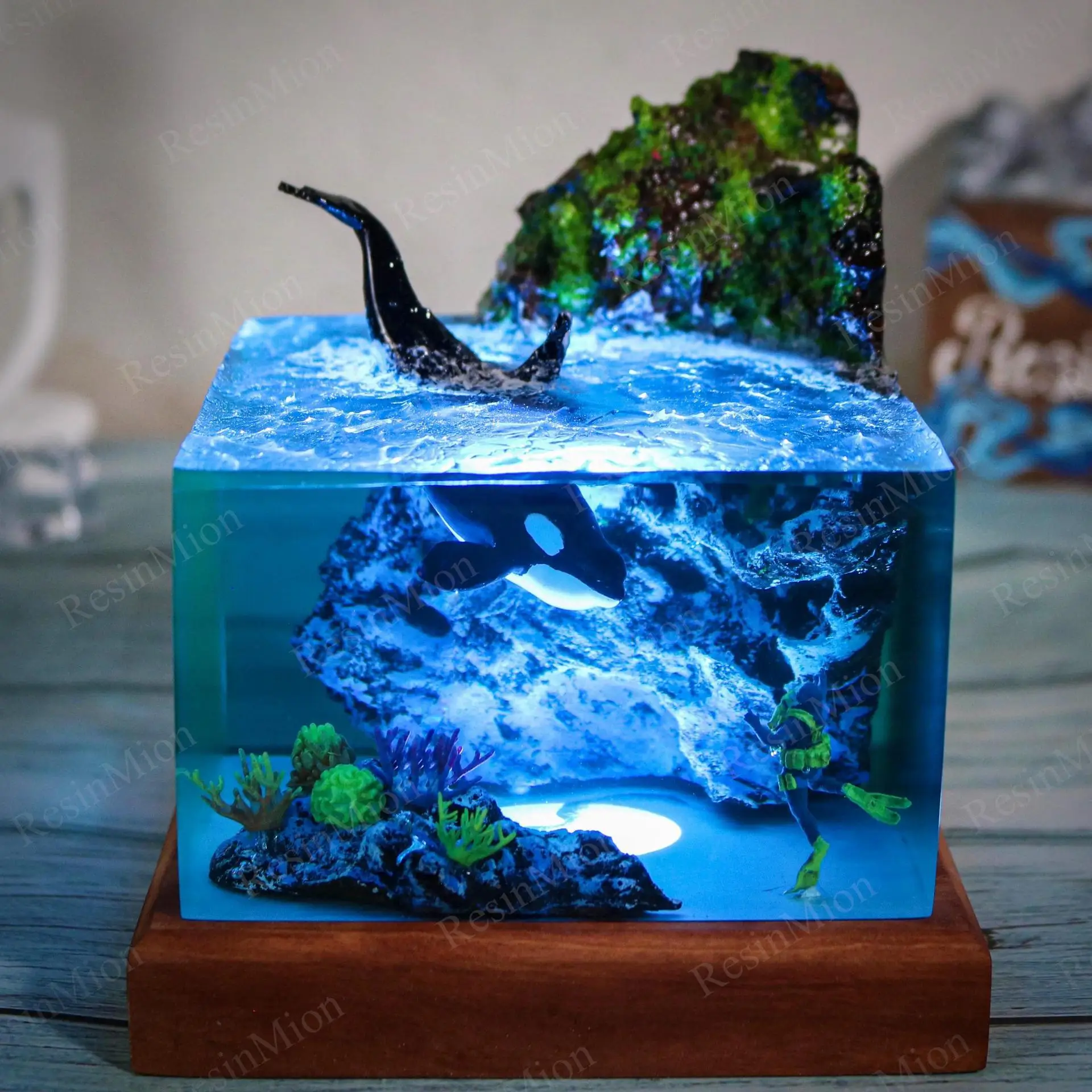 

Creative Orca and Diver Epoxy Resin Ornament Lamp Home Decoration Craft Ornament High End Festival Gift