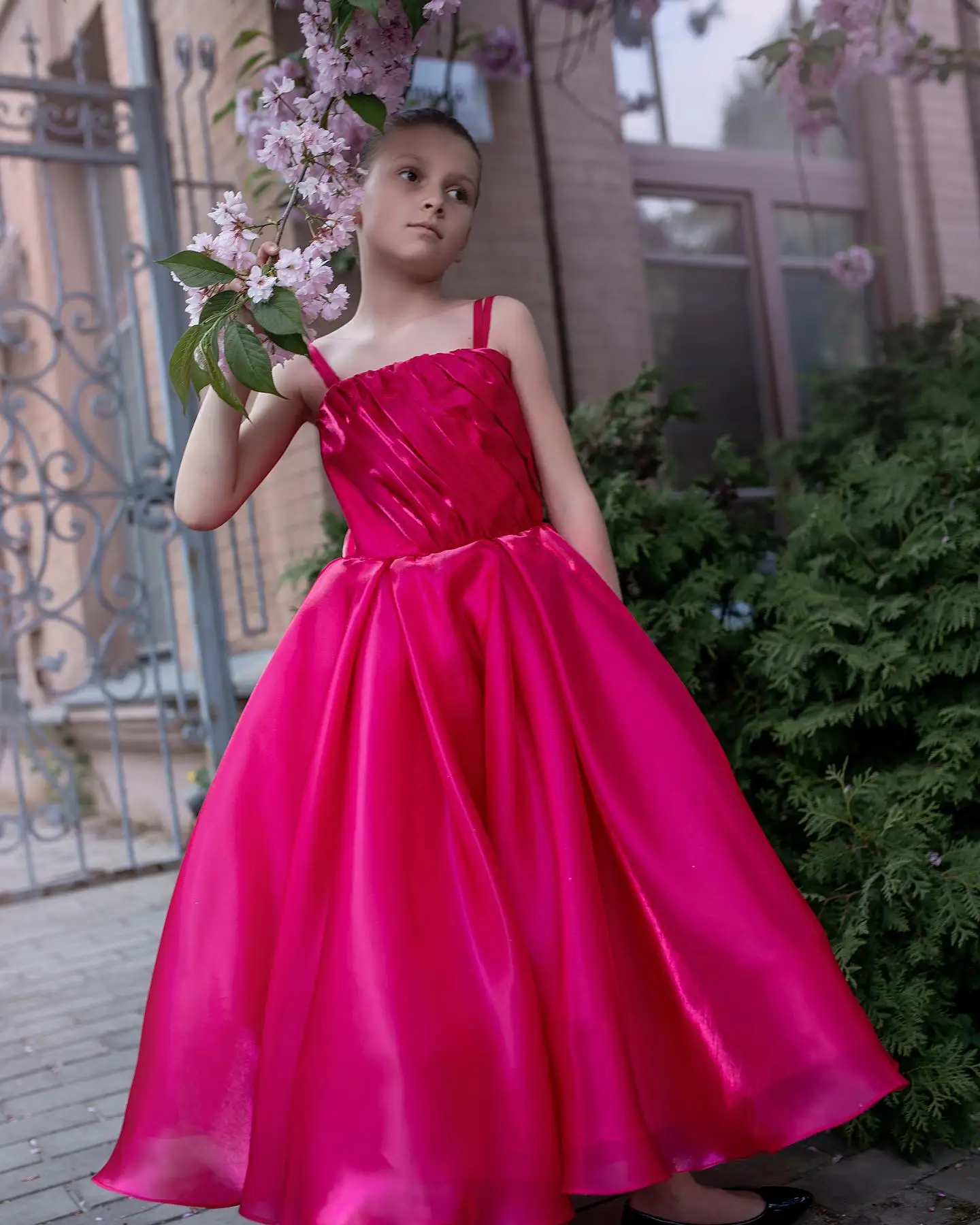 السباغيتي حزام الفتيات فستان المسابقة طول الأرض الفتيات الرقص فساتين حفلة موسيقية الأورجانزا الساخن الوردي زهرة فتاة فستان لحفل الزفاف