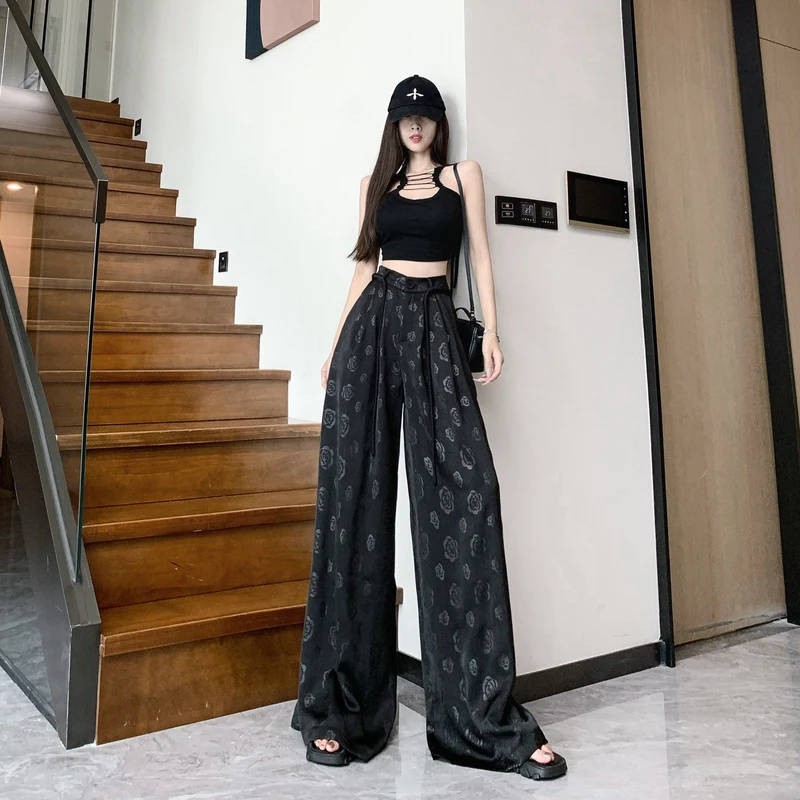 

Design inspired wide leg pants for women in summer, with a high waist and slimming effect. Loose fitting pants with pleats