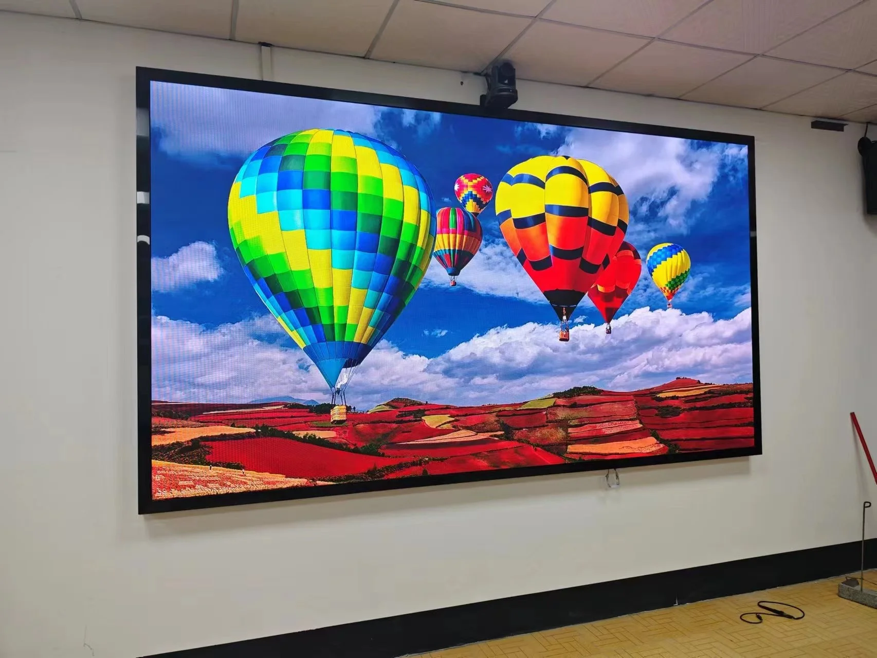 Indoor Full Color LED Video Wall P2.5/P3 with 600CD Brightness and HDR 1000:1 for Shopping Mall Advertising