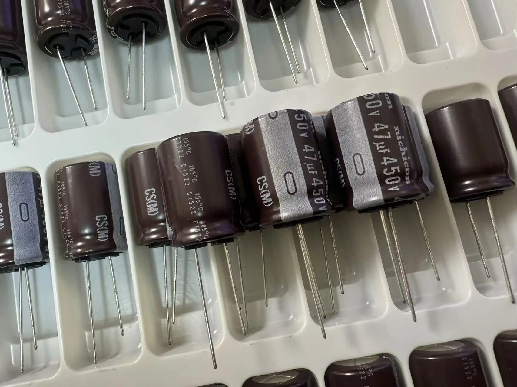 2025 47 мкФ 450 В серии NICHICON CS 18x25 мм высокий ток пульсации высокая надежность 450 В 47 мкФ алюминиевый электролитический конденсатор