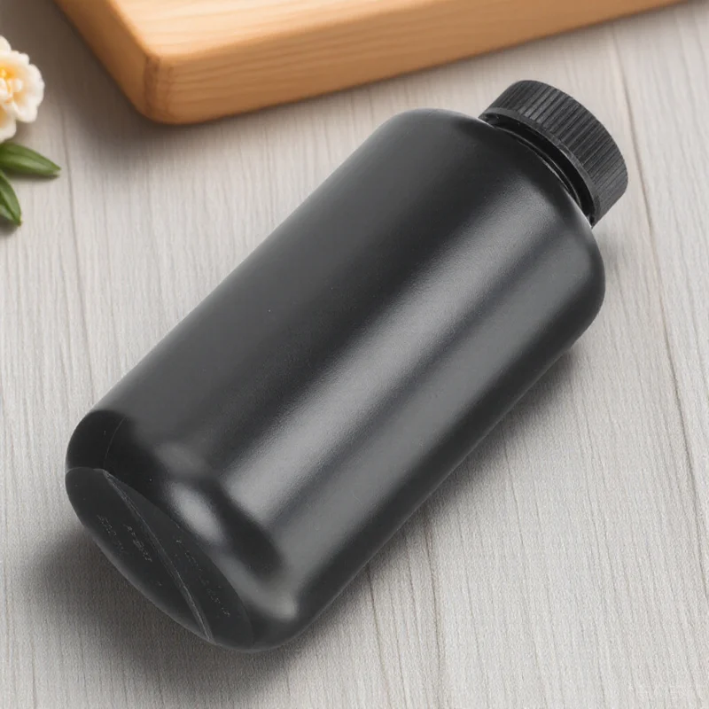 1 pz 500 ml bottiglia di reagente in plastica nera resistente ai raggi UV contenitore per la conservazione dei campioni liquidi bottiglia di medicina da laboratorio con tappo per laboratorio
