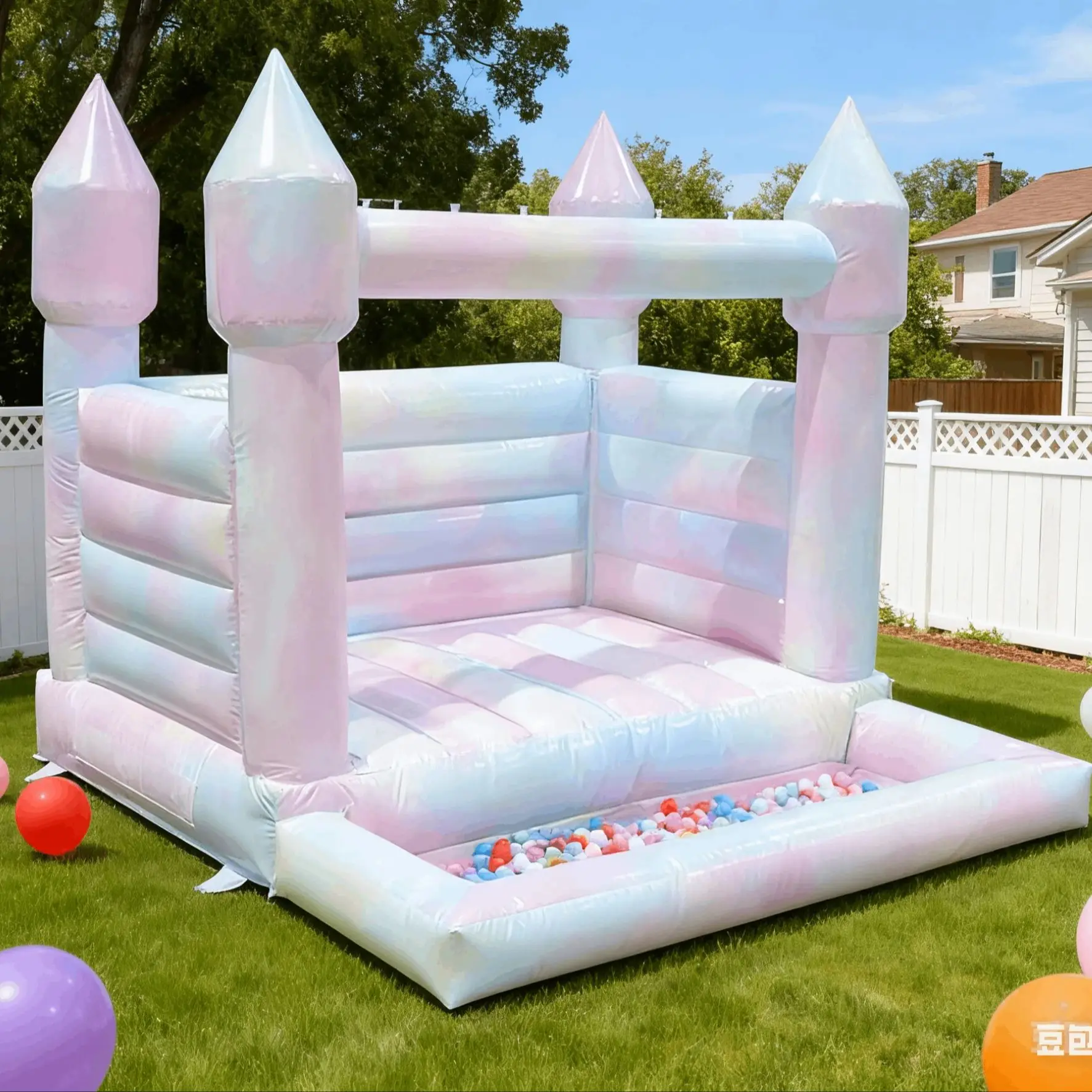 منزل ترتد قابل للنفخ باللون الوردي في الهواء الطلق مع حفرة كروية من مادة PVC لحفلات أعياد ميلاد الأطفال وحفلات الزفاف