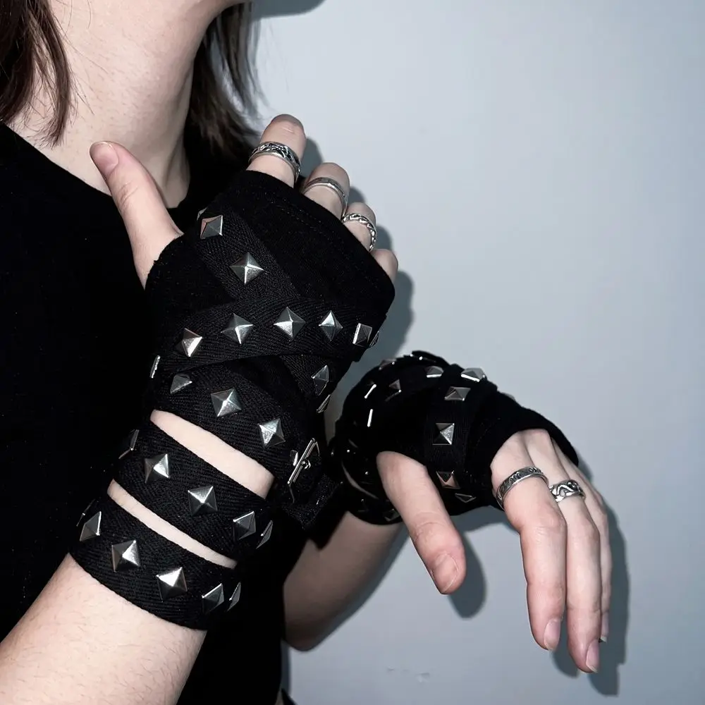 Personalized Harajuku Metal Rivet Gloves Y2K Hip Hop Half-finger Gloves Hip hop Elastic Fingerless Mittens Streetwear