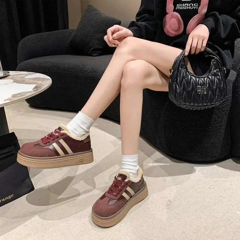 Sepatu renda depan wanita, sneaker vulkanisir wanita warna cocok Plus beludru nyaman kasual 2024