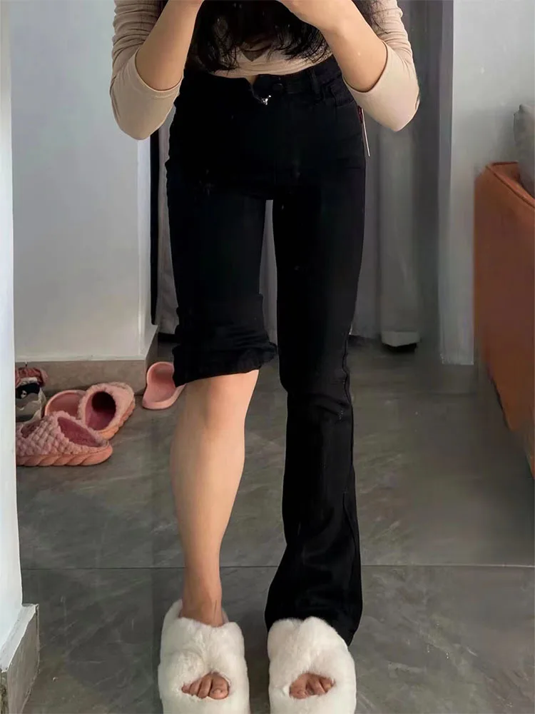 Jean femme pantalon jean jeune femme vêtements empilés à volants plissé drapé fendu fente asymétrique détail côté femme Denim