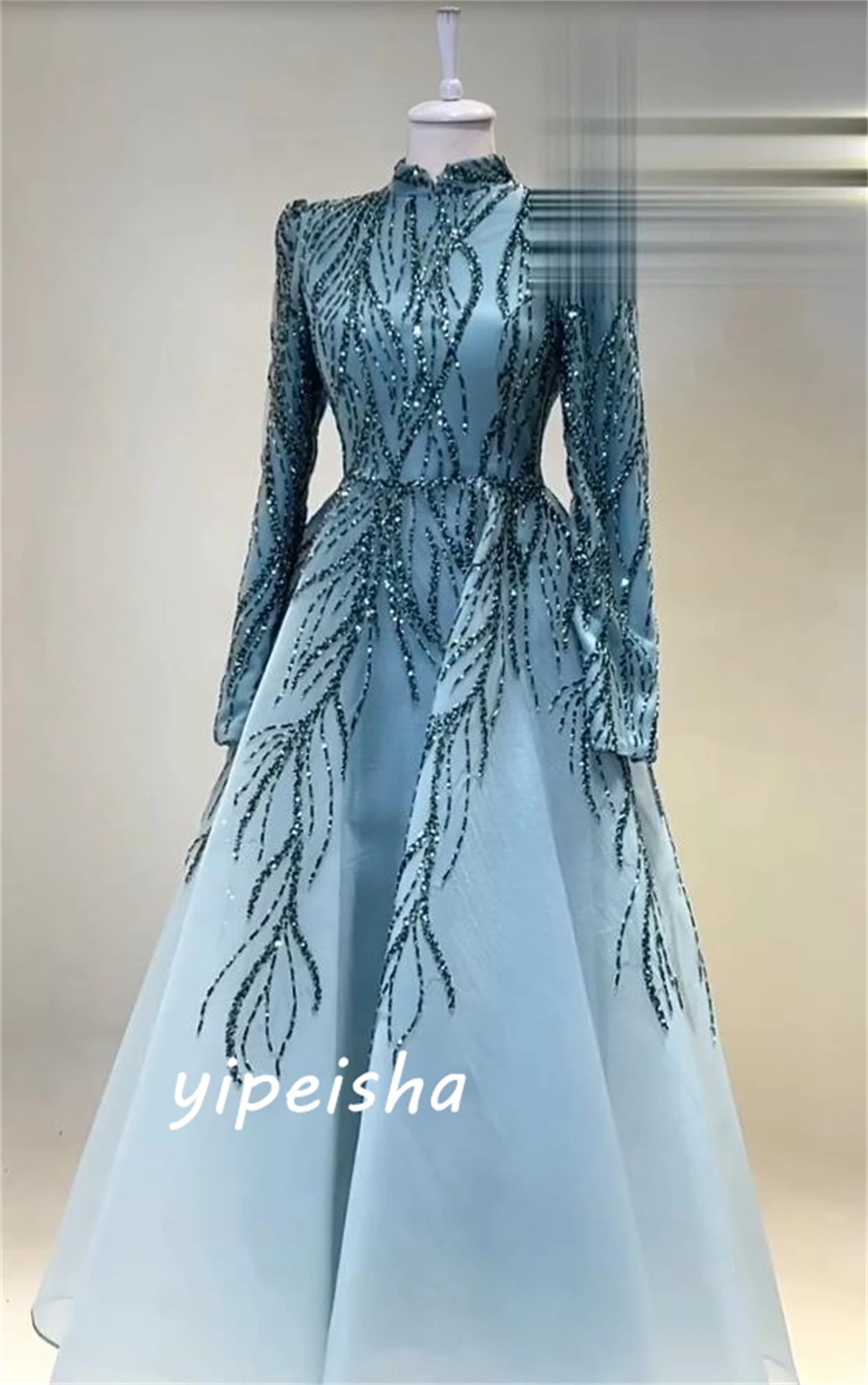 Maßgeschneidertes, glitzerndes, kompliziertes Ballkleid mit hohem Kragen, Promi-Perlen, Pailletten/Pailletten, bodenlanger Organza-Abend