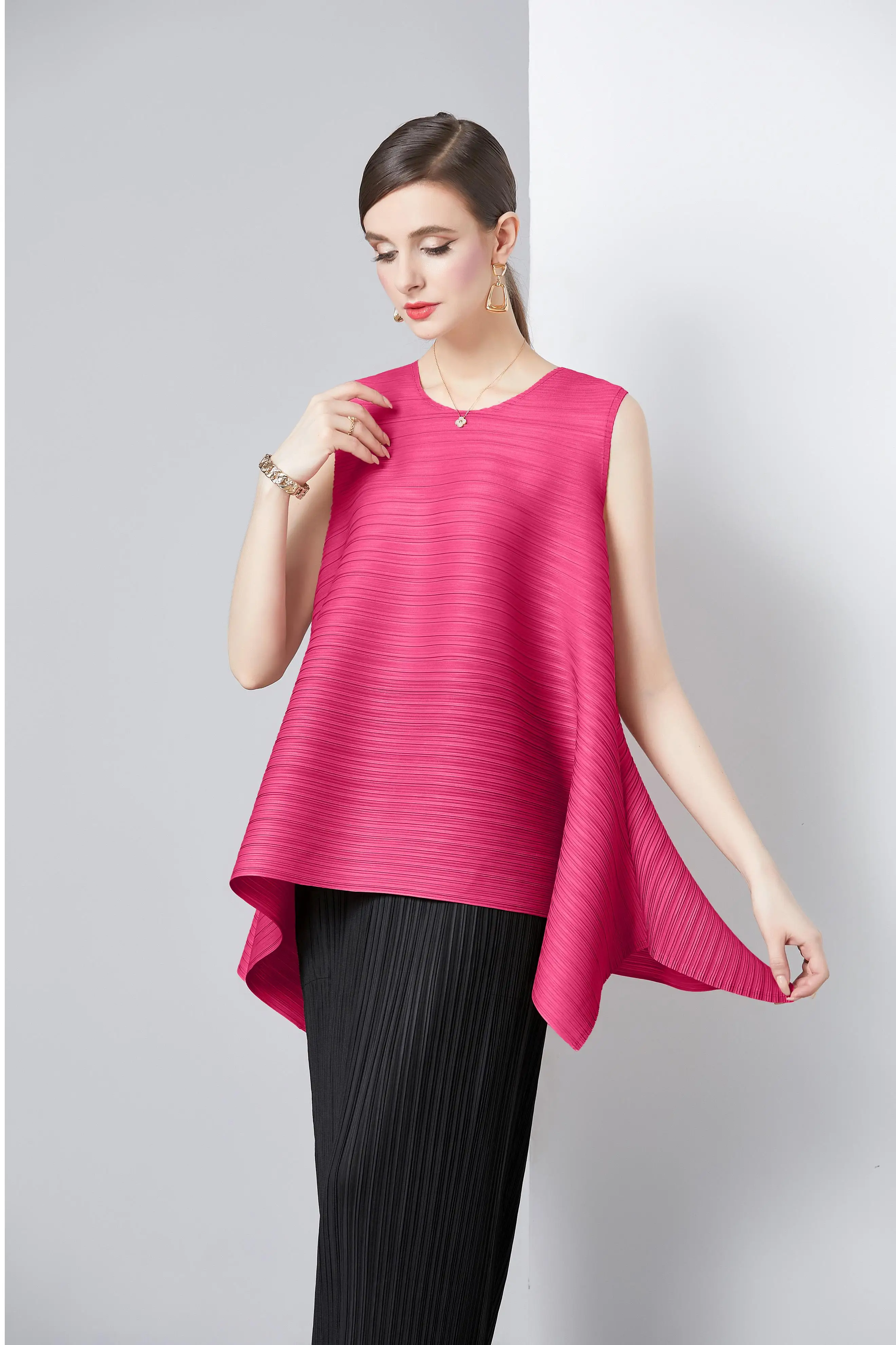 Miyake 2024 Summer Round Neck Sleeveless Head Loose Fit Plus Size Slimming Vest Solid Color Versatile Pleated A-line T-shirt