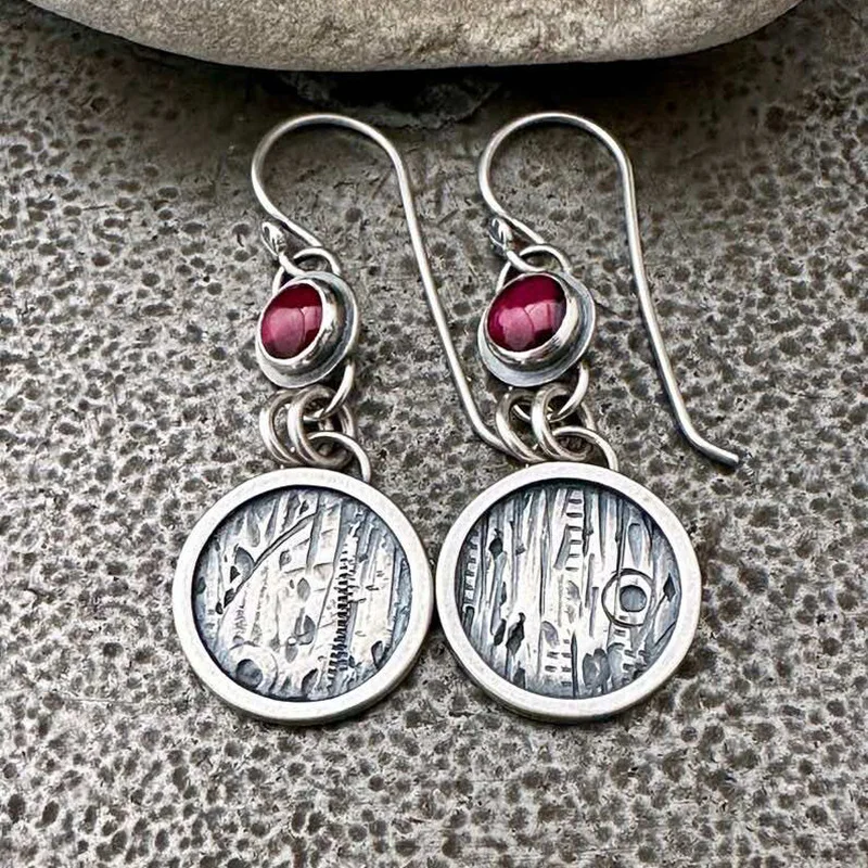 Anting Menjuntai Ukiran Batu Merah Bulat Warna Perak Antik untuk Perhiasan Wanita