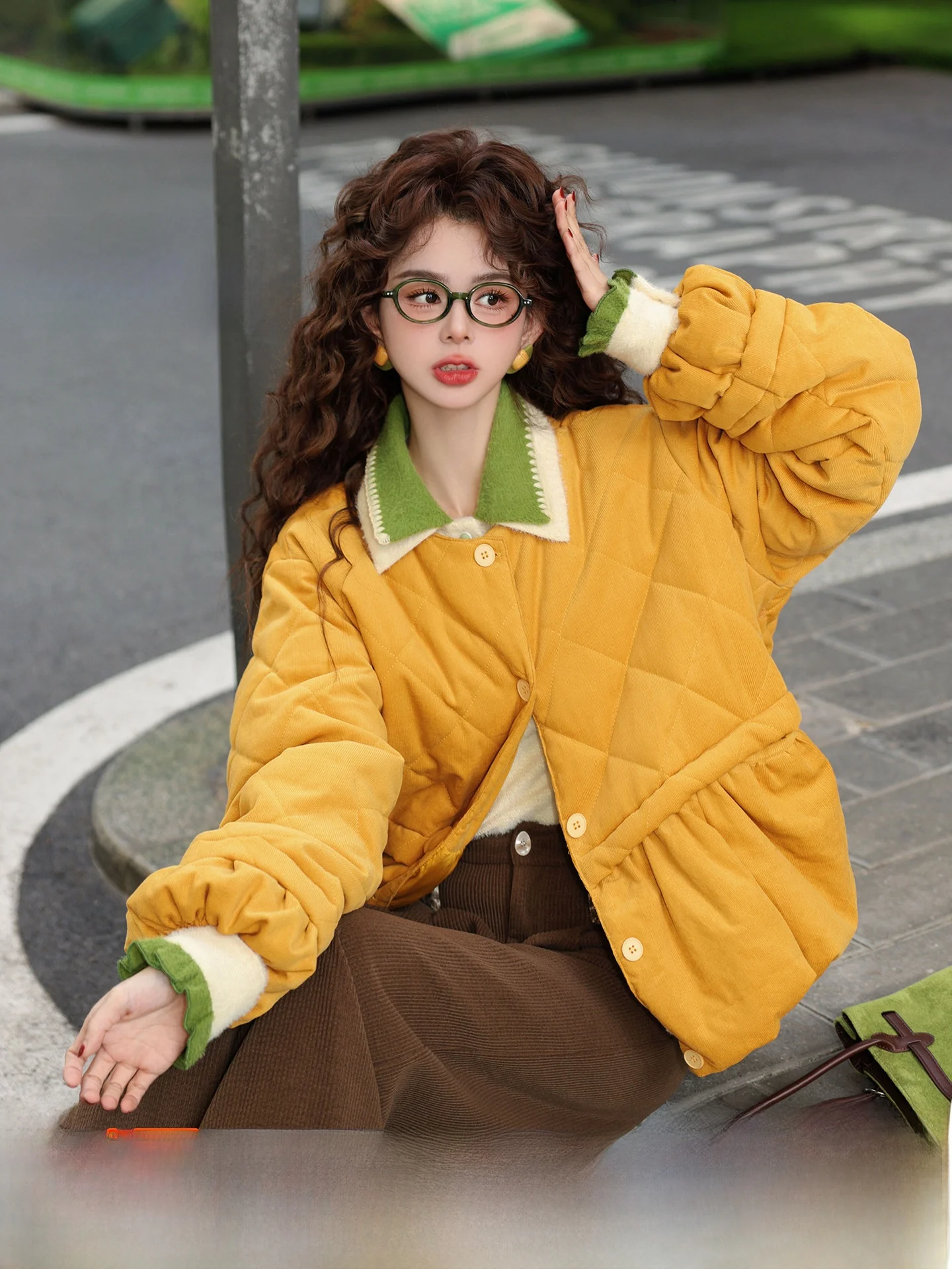 

Женская свободная теплая верхняя одежда из хлопка с узором «Желтый бриллиант» в стиле ретро от Chen Jiajie, с круглым вырезом и пуговицами.