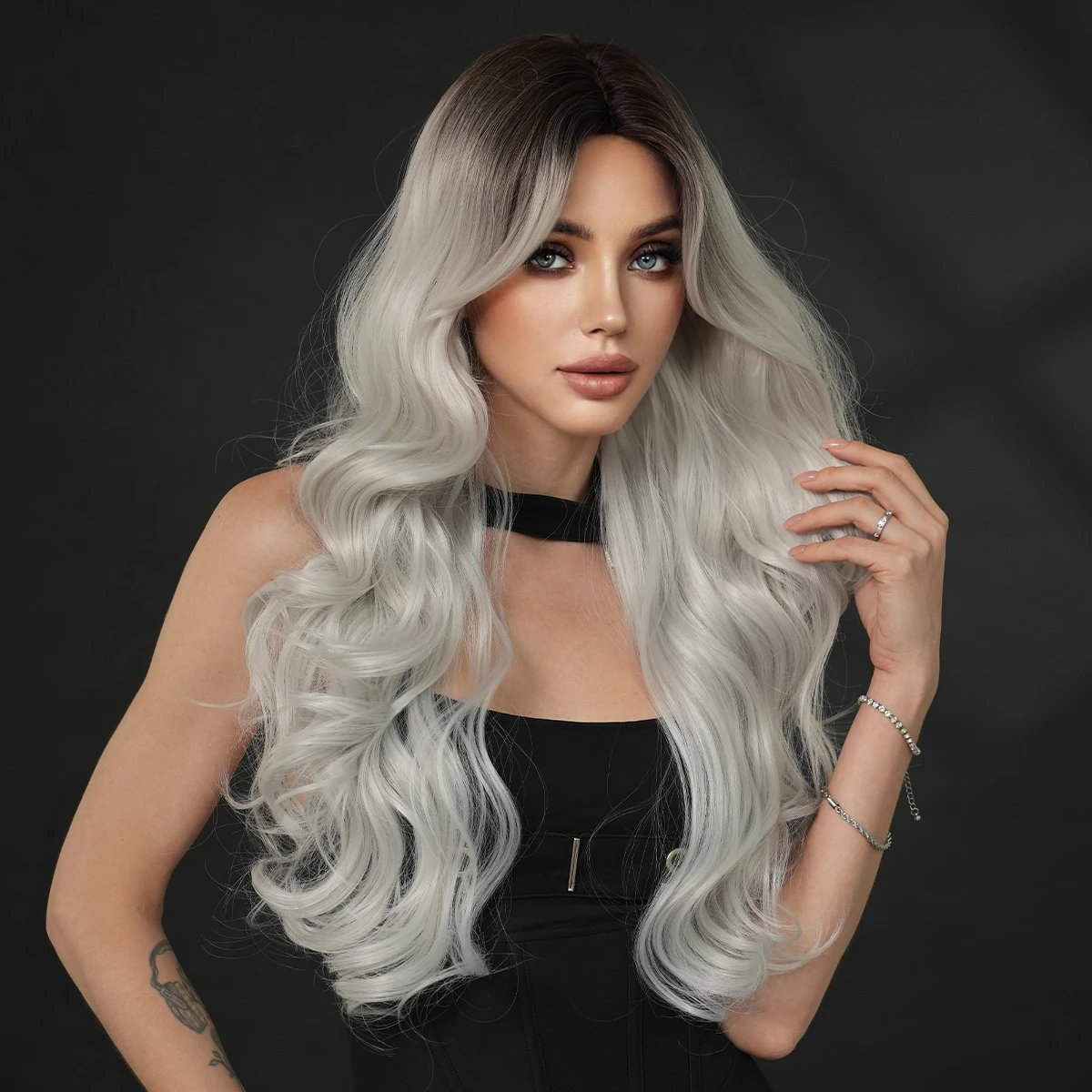 شعر مستعار طويل مموج باللون الفضي مع جذور داكنة، شعر مستعار صناعي عالي الكثافة من الجزء الأوسط مموج باللون الرمادي للنساء للاستخدام اليومي 29.52 بوصة #2