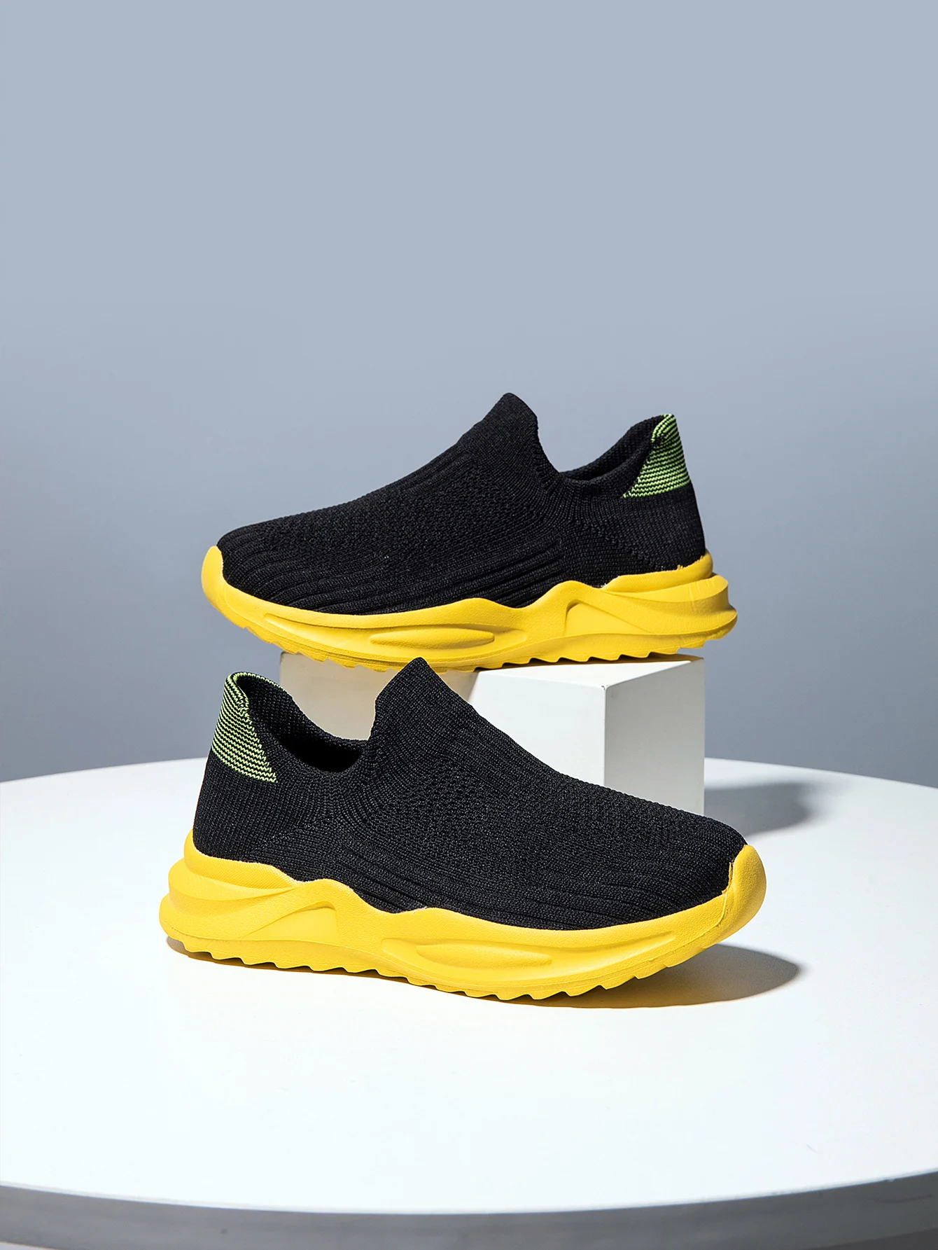 

A pair of children's shoes, sports shoes, knitted shoes, socks, and shoes are convenient to wear, lightweight, breathable, and n
