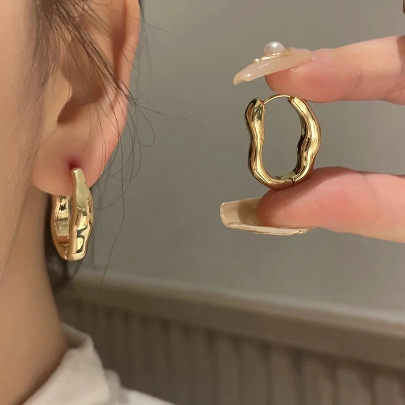 

Simple Irregular Oval Hoop Earrings for Women Metal Style Bend Geometric Personality Ear Buckle Accessories Punk Fashion Jewelry