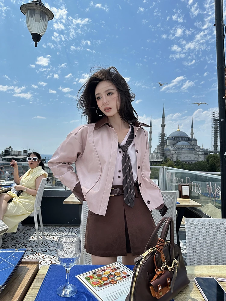 Jaqueta Feminina Zq Sweet Cool Rosa de Couro Ecológico com Cera, Design com Gola em Contraste, Estilo Motoqueiro Curta