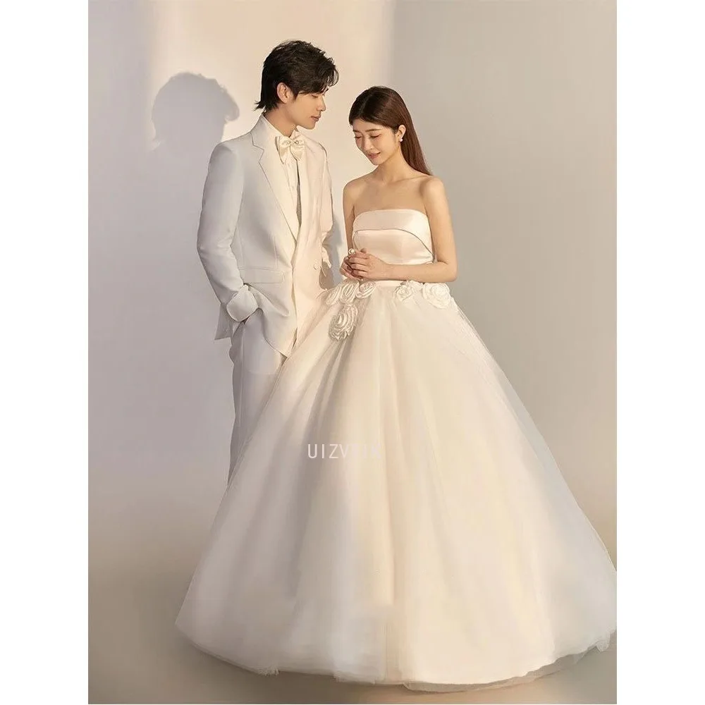 فساتين زفاف كورية بيضاء بسيطة على شكل حرف a لالتقاط الصور بدون حمالات من الساتان بدون أكمام بطول الأرض فساتين زفاف مشدات مخصصة