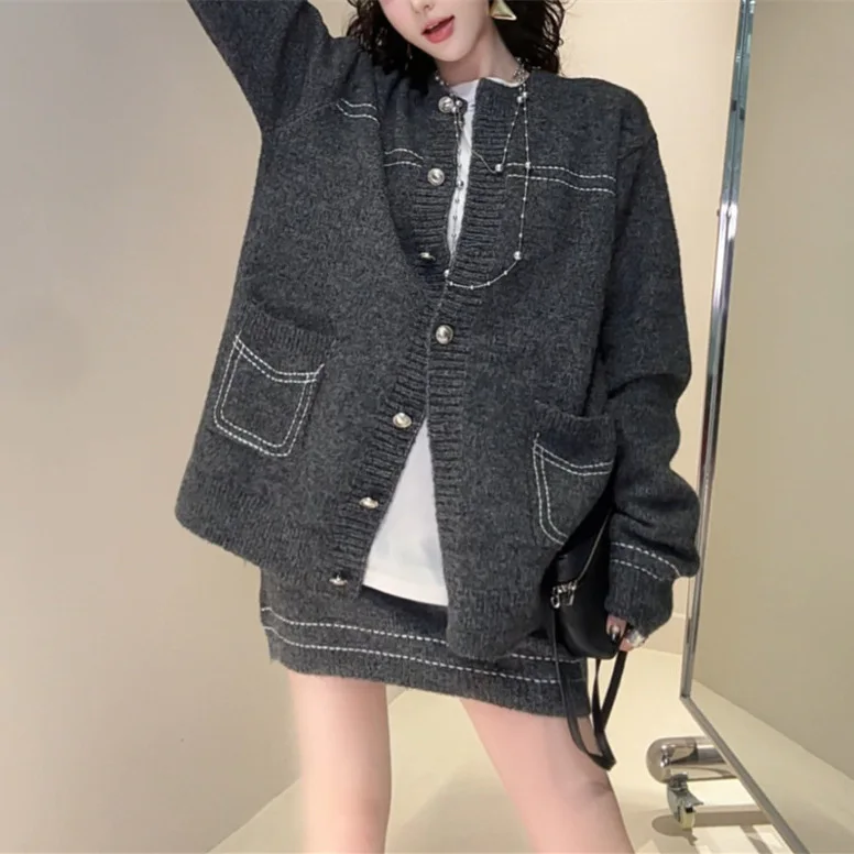 

Ленивый повседневный костюм для женщин, новинка 2025 года, мягкий текстурированный кардиган, свитер + юбка, комплект из двух предметов