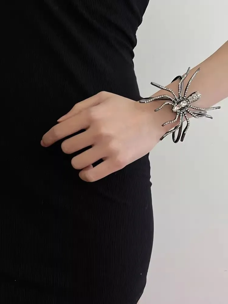 Exaggerated Metal Black Shiny Large Spider Open Bracelets for Women Girls Unique Creative Party Jewelry Accessories New