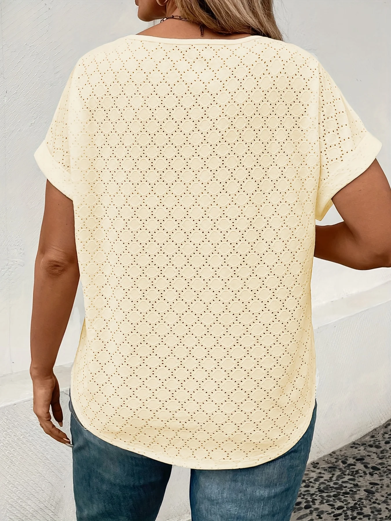 Übergröße Damen-Bluse mit V-Ausschnitt und Ösenmuster, Kurzarm, Elegantes Casual-Oberteil, Atmungsaktiv und Komfortabel – Detail 2