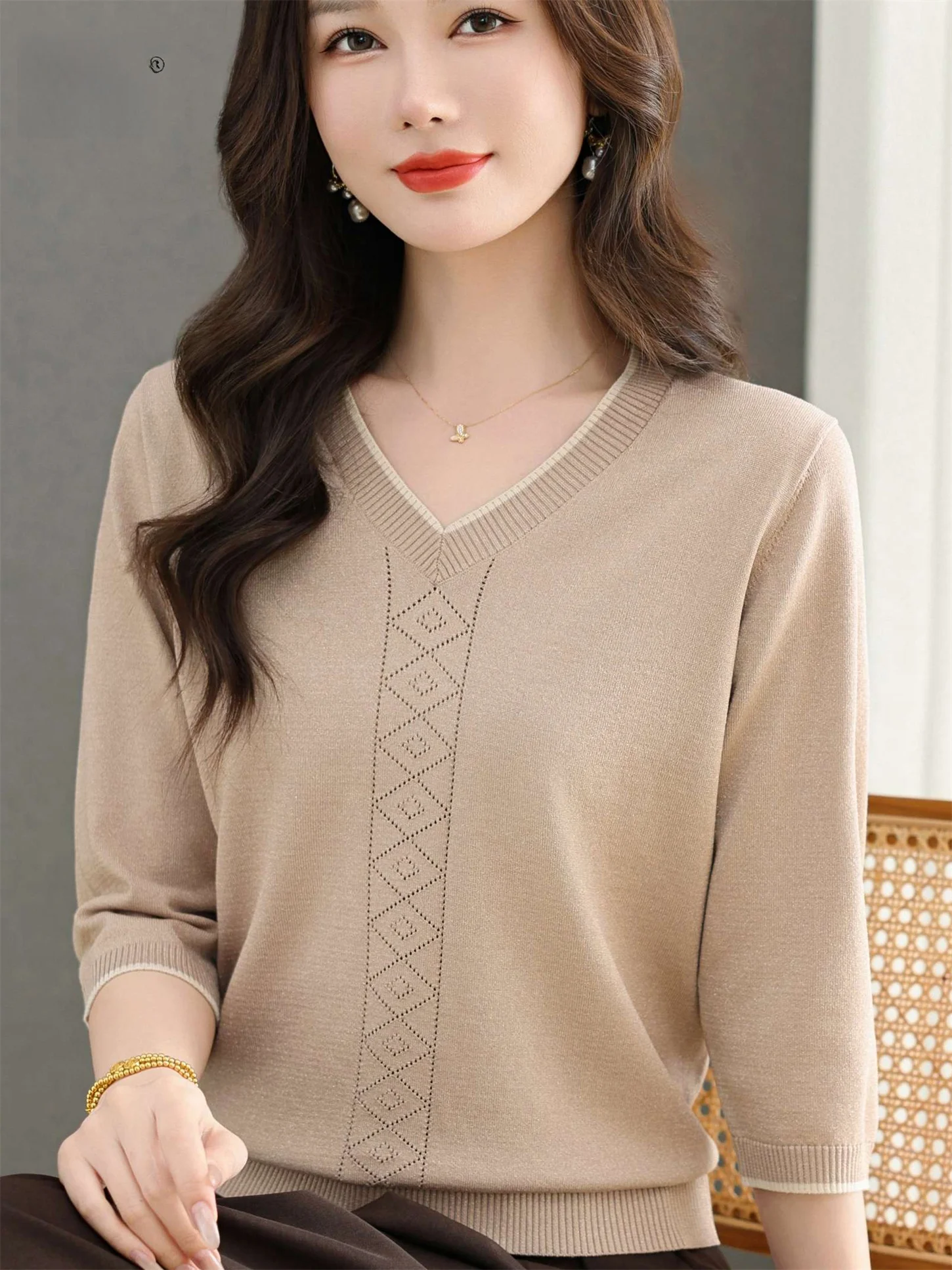 

V-Ne Knitted Loose Base irt Faionable Mid-Aged Mommy Sle Spring Autumn New Arrival Ele Youthful Top T-irt