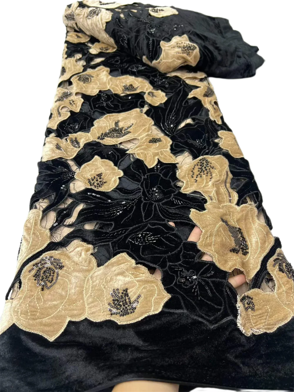 Zwart-witte, luxe, elegante, handgemaakte kant met kralen, tule, fluweel, Nigeriaanse en Franse stijl, met pailletten en borduursels, geschikt voor bruidsmode.